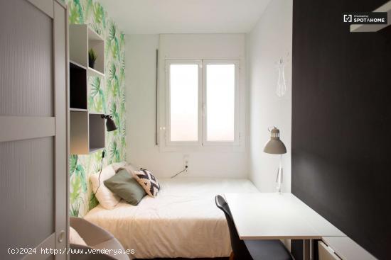  Se alquila habitación en apartamento de 4 dormitorios en Gracia, Barcelona - BARCELONA 