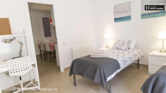 Habitación bien amueblada con balcón en alquiler en un apartamento de 4 dormitorios en Gràcia - B