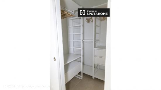 Habitación bien amueblada con balcón en alquiler en un apartamento de 4 dormitorios en Gràcia - B