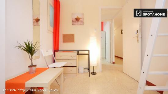 Colorida habitación en alquiler en un apartamento de 4 dormitorios en L'Eixample - BARCELONA