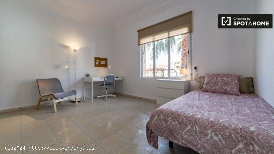 Habitación enorme en un apartamento de 4 dormitorios en Camins al Grau, Valencia - VALENCIA