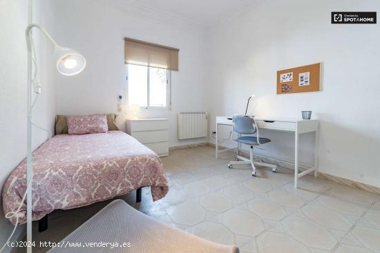 Acogedora habitación en un apartamento de 4 dormitorios en Camins al Grau, Valencia - VALENCIA