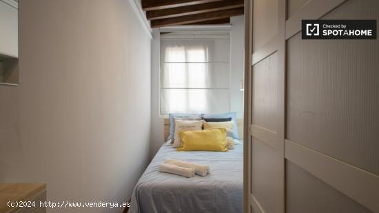 Amplia habitación en un apartamento de 6 dormitorios en Barri Gòtic - BARCELONA