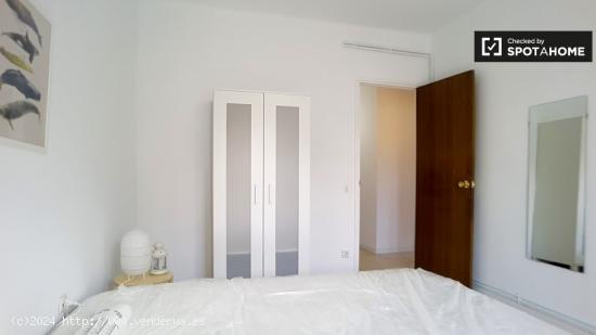 Amplia habitación en un apartamento de 5 dormitorios en Barri Gòtic - BARCELONA