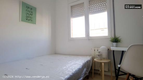 Acogedora habitación en apartamento de 5 dormitorios en Barri Gòtic, Barcelona - BARCELONA