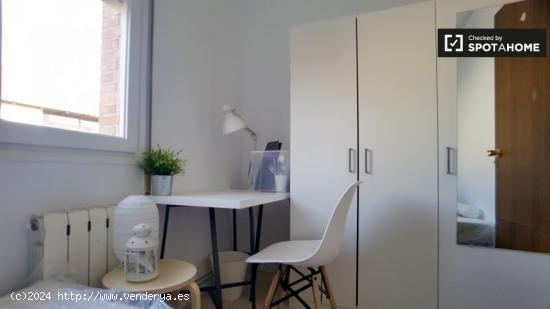 Acogedora habitación en apartamento de 5 dormitorios en Barri Gòtic, Barcelona - BARCELONA