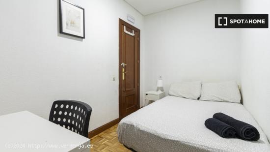 Encantadora habitación con cama doble en alquiler en Tetuán - MADRID