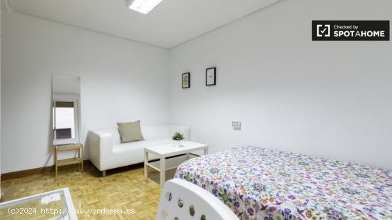 Habitación bien amueblada en alquiler en un apartamento de 6 dormitorios en Tetuán - MADRID