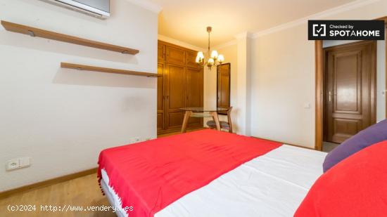 Gran habitación en un apartamento de 8 dormitorios en El Pla del Real - VALENCIA