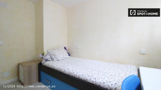 Habitación con cama individual en alquiler en apartamento de 3 dormitorios en San Blas - MADRID