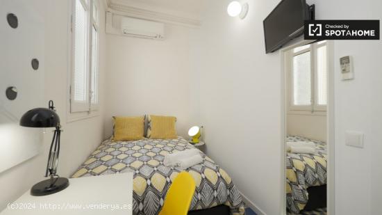 Habitación luminosa en alquiler en un apartamento de 9 dormitorios en l'Eixample - BARCELONA