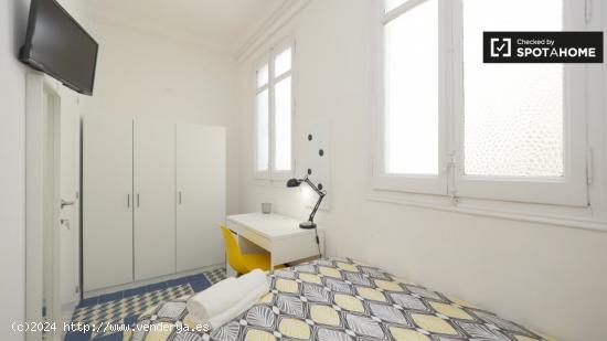 Habitación luminosa en alquiler en un apartamento de 9 dormitorios en l'Eixample - BARCELONA