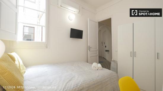 Habitación soleada en alquiler en un apartamento de 9 dormitorios en l'Eixample - BARCELONA