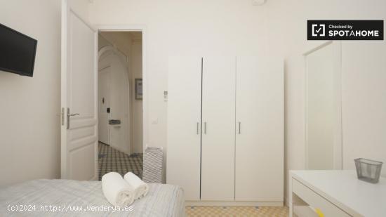 Habitación soleada en alquiler en un apartamento de 9 dormitorios en l'Eixample - BARCELONA