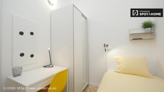 Cómoda habitación en alquiler en un apartamento de 9 dormitorios en l'Eixample - BARCELONA