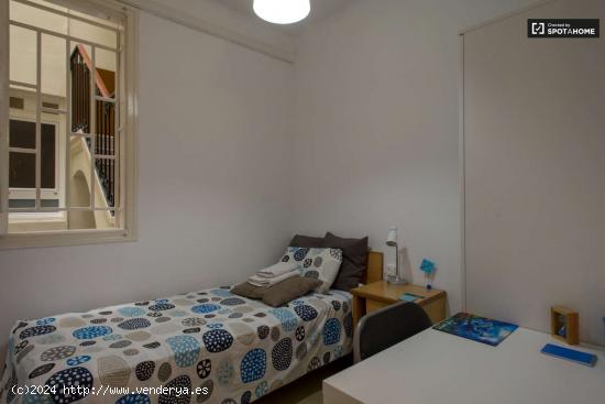  Habitación con cama individual en alquiler en apartamento de 2 dormitorios en Poble-sec - BARCELONA 