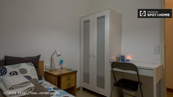 Habitación con cama individual en alquiler en apartamento de 2 dormitorios en Poble-sec - BARCELONA