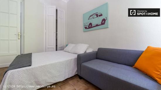 Amplia habitación en un apartamento de 6 dormitorios, L'Eixample - VALENCIA