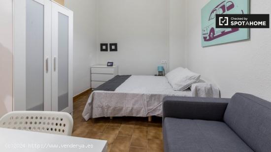 Hermosa habitación en un apartamento de 6 habitaciones, L'Eixample - VALENCIA