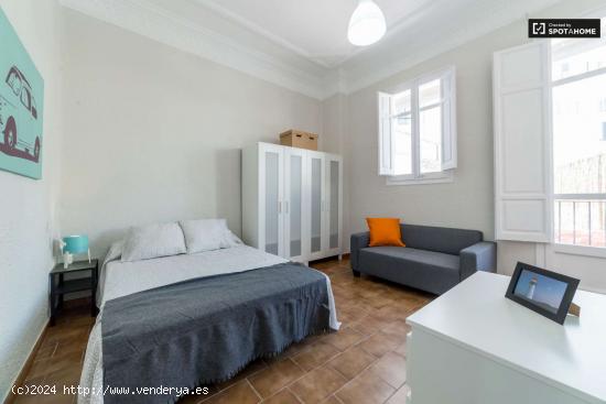  Amplia habitación en un apartamento de 6 dormitorios, L'Eixample - VALENCIA 