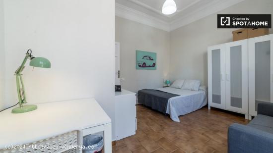 Amplia habitación en un apartamento de 6 dormitorios, L'Eixample - VALENCIA