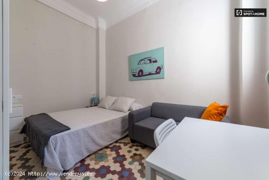 Habitación amueblada en un apartamento de 6 dormitorios, L'Eixample - VALENCIA