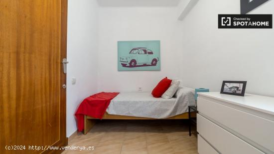 Habitación amueblada en un apartamento de 6 dormitorios, Quatre Carreres - VALENCIA