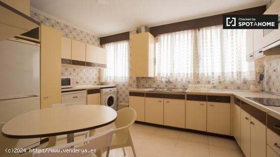 Habitación amueblada en un apartamento de 7 dormitorios en Ciutat Vella - VALENCIA