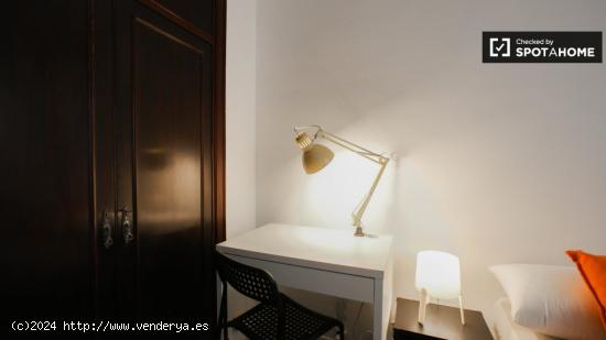 Habitación luminosa en apartamento de 7 dormitorios en Ciutat Vella - VALENCIA