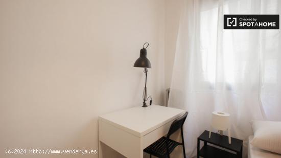 Acogedora habitación en un apartamento de 7 dormitorios en Ciutat Vella - VALENCIA