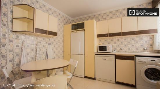 Acogedora habitación en un apartamento de 7 dormitorios en Ciutat Vella - VALENCIA