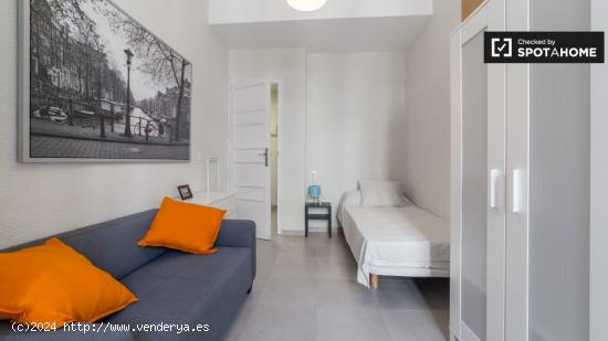 Se alquila habitación moderna en apartamento de 5 dormitorios en L'Eixample - VALENCIA