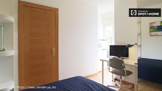 Habitación generosa en apartamento de 5 dormitorios, Moratalaz - MADRID