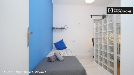 Habitación amueblada en apartamento de 5 dormitorios, Sant Martí - BARCELONA