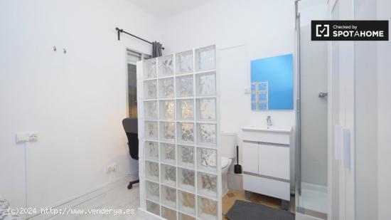 Habitación amueblada en apartamento de 5 dormitorios, Sant Martí - BARCELONA