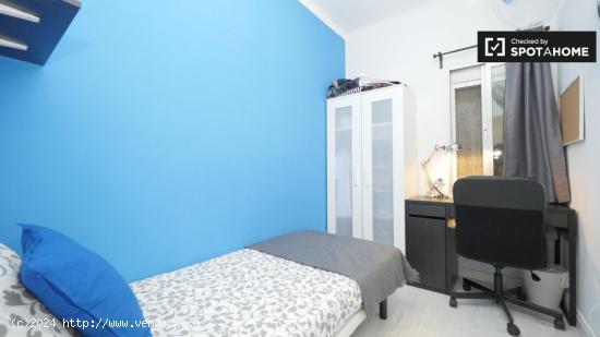 Acogedora habitación en un apartamento de 5 dormitorios, Sant Martí - BARCELONA