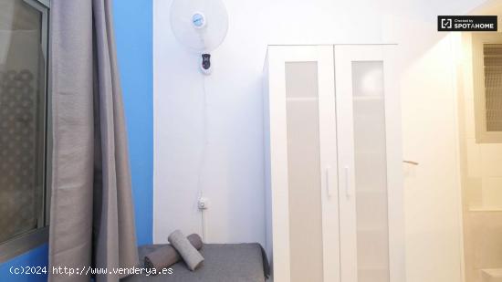  Habitación amueblada con baño en el apartamento de 5 dormitorios, Sant Martí - BARCELONA 