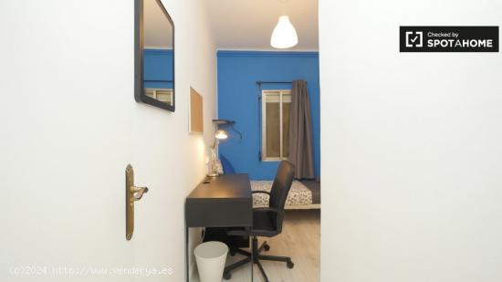 Habitación amueblada con baño en el apartamento de 5 dormitorios, Sant Martí - BARCELONA