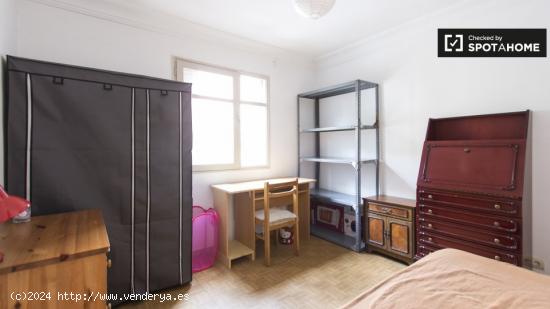 Amplia habitación en apartamento de 2 dormitorios en Numancia - MADRID