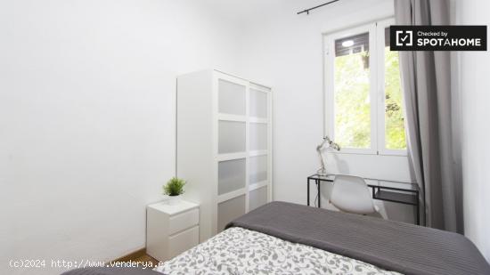 Habitación amueblada en un apartamento de 3 dormitorios en Atocha - MADRID