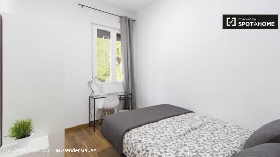 Habitación amueblada en un apartamento de 3 dormitorios en Atocha - MADRID