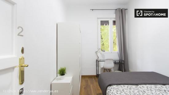 Habitación amueblada en un apartamento de 3 dormitorios en Atocha - MADRID