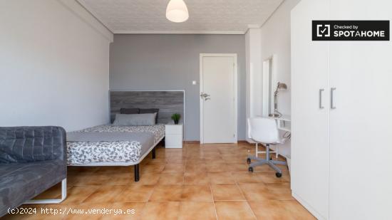 Preciosa habitación con cama doble en alquiler en Algirós - VALENCIA