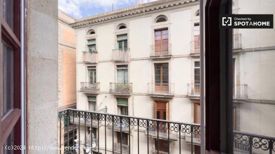 Habitación con baño y balcón en alquiler en un apartamento de 6 dormitorios en Barri Gòtic - BAR