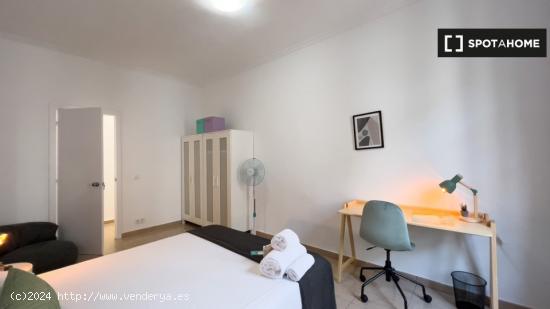 Habitación luminosa en apartamento de 6 dormitorios en Barri Gòtic - BARCELONA