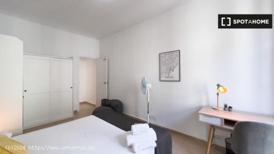 Amplia habitación en un apartamento de 6 dormitorios en Barri Gòtic - BARCELONA