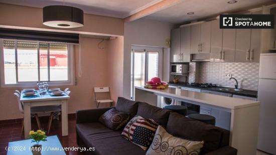 Habitación grande en un apartamento de 3 dormitorios en Poblats Marítims - VALENCIA