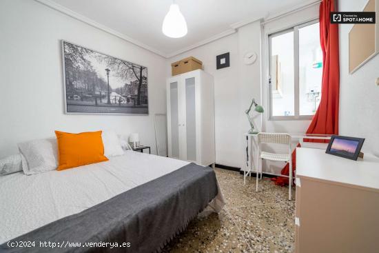  Habitación luminosa en apartamento de 5 dormitorios en Quatre Carreres - VALENCIA 