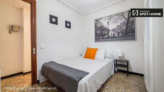 Habitación luminosa en apartamento de 5 dormitorios en Quatre Carreres - VALENCIA