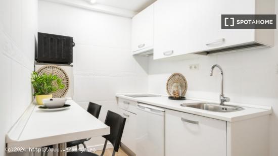 Elegante apartamento de 1 dormitorio con terraza en alquiler en Chamberí, cerca de Metro Bilbao - M